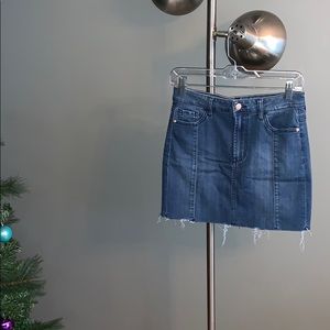 Celebrity Pink 🆕 skirt w/ frayed detail & pockets